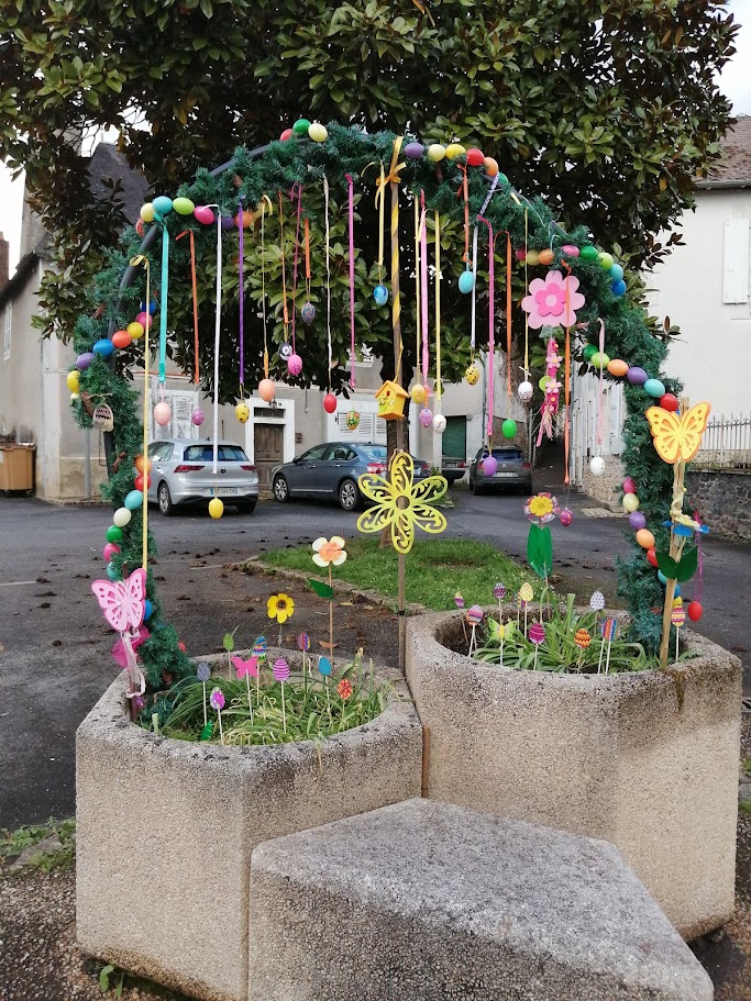 Décoration de la fontaine de Pâques avec l&rsquo;ALSH
